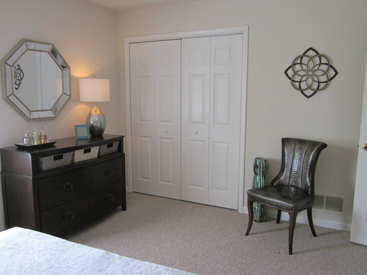 View Photos Woodglen Apartments