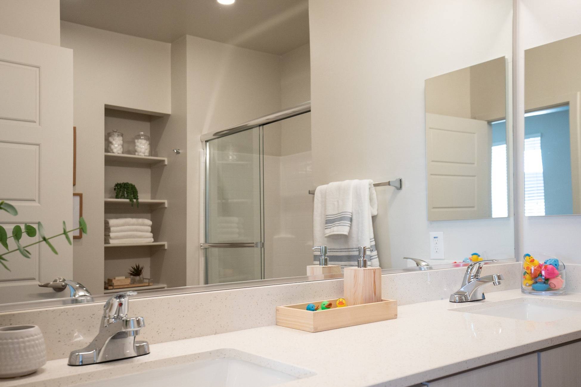 Pet Friendly Apartments in Glendale, with InHome Washer/Dryer, WalkIn Closets, Fitness Center