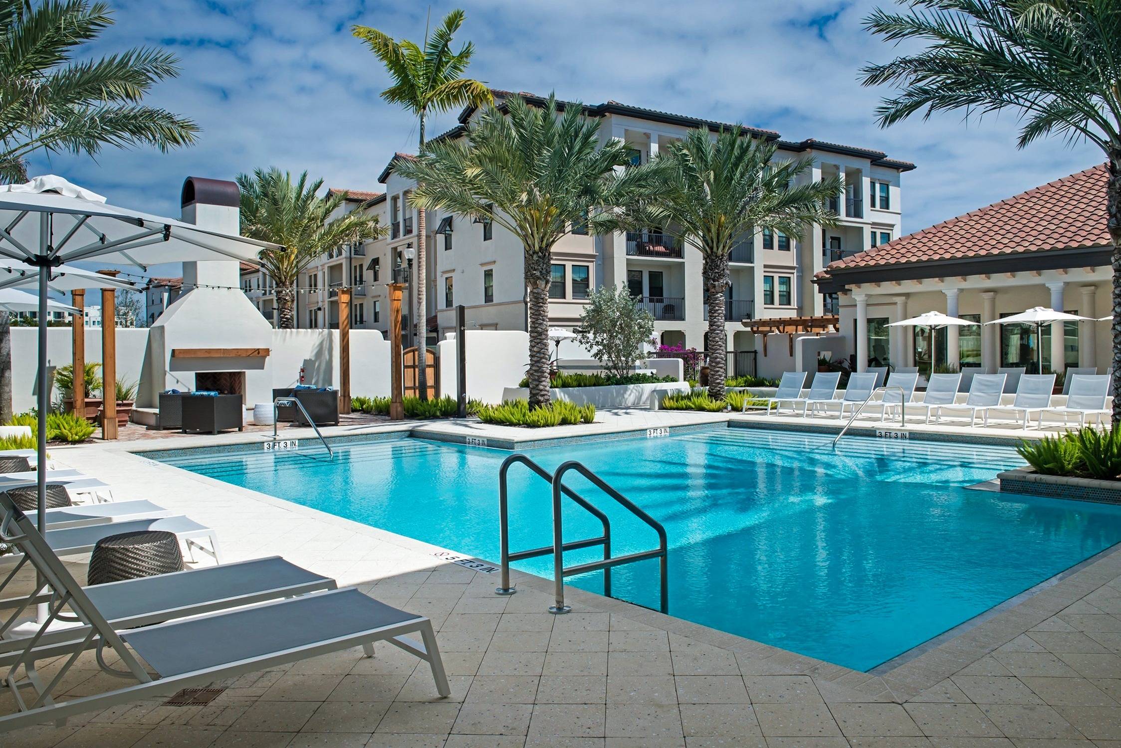 Amenities at Cottonwood Lighthouse Point Apartments