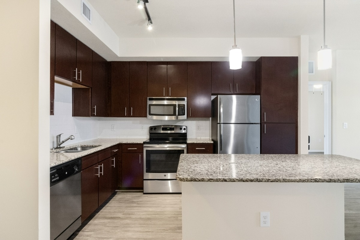 Amenities at Cottonwood Lighthouse Point Apartments
