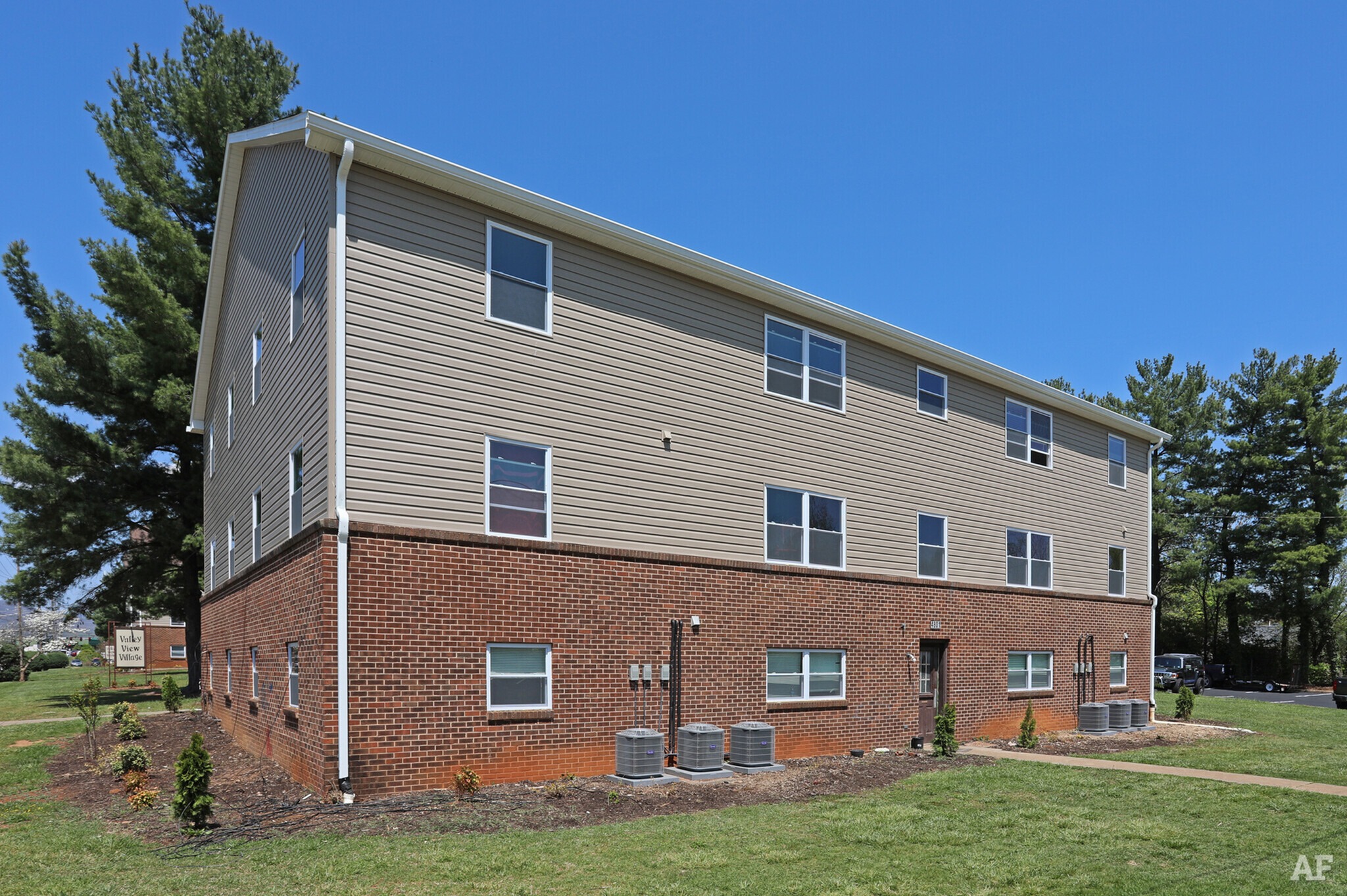 View Photos The Flats at Rutgers