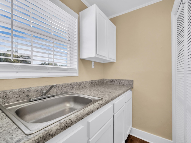 View Photos Colonial Court Apartments (new)