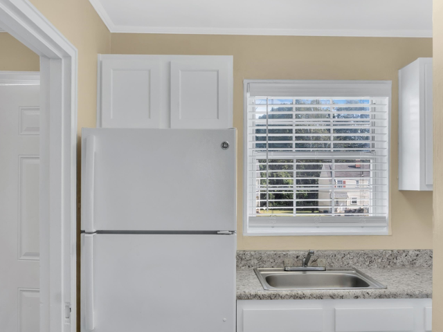 View Photos Colonial Court Apartments (new)