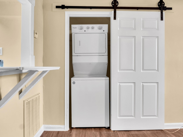 View Photos Colonial Court Apartments (new)