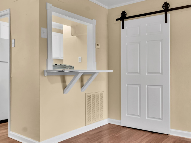 View Photos Colonial Court Apartments (new)