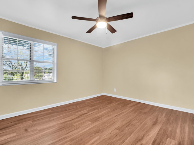 View Photos Colonial Court Apartments (new)