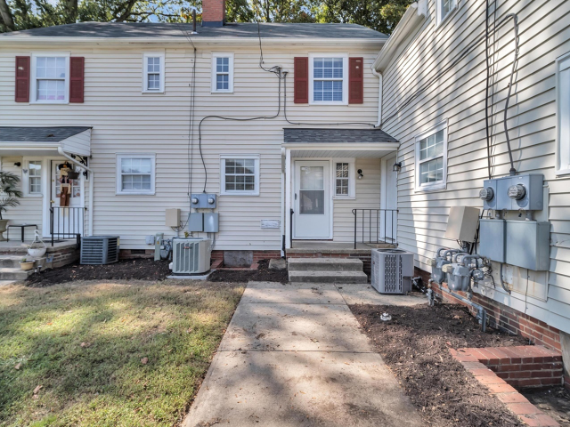 View Photos Colonial Court Apartments (new)