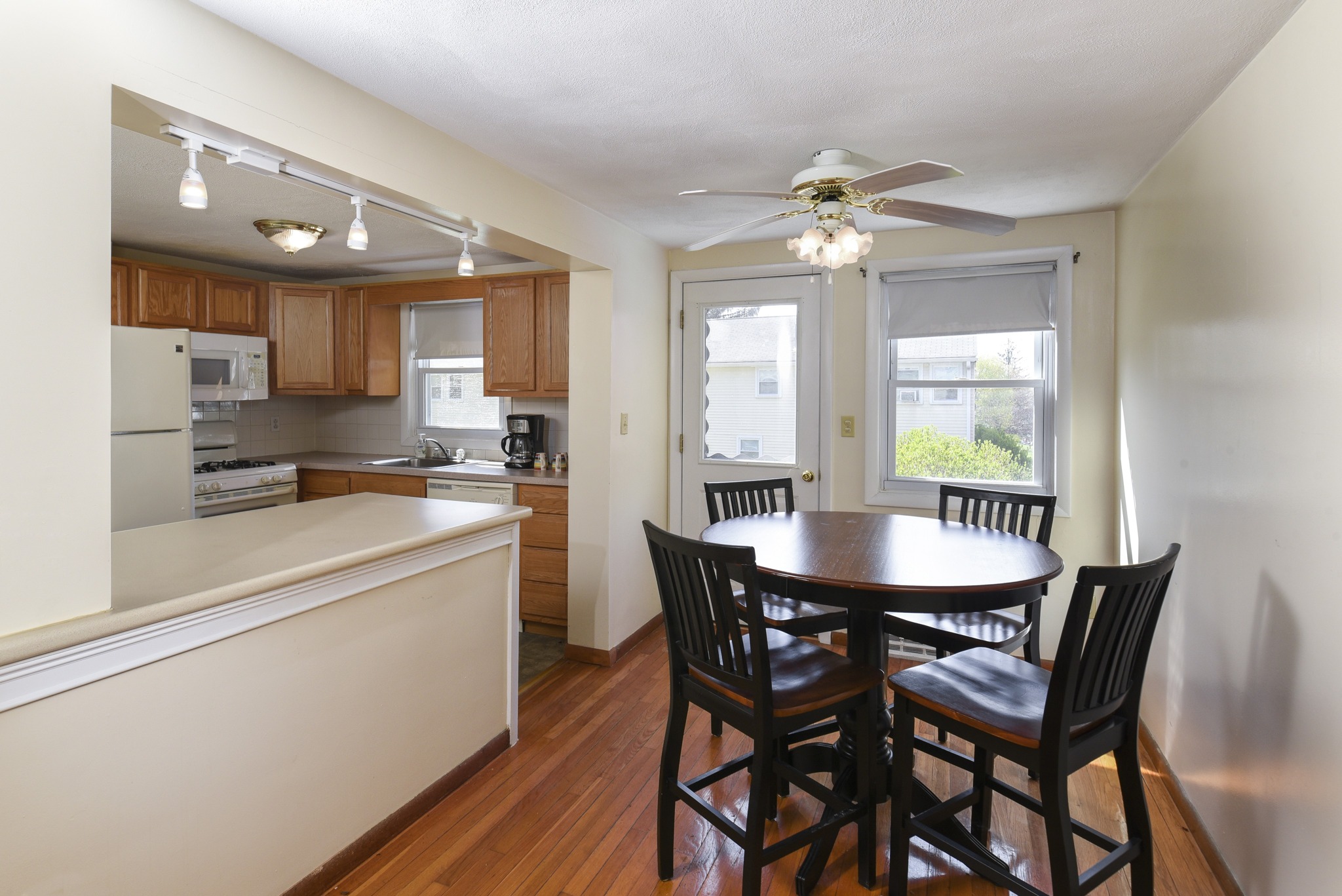 View Photos Oak Street Apartments