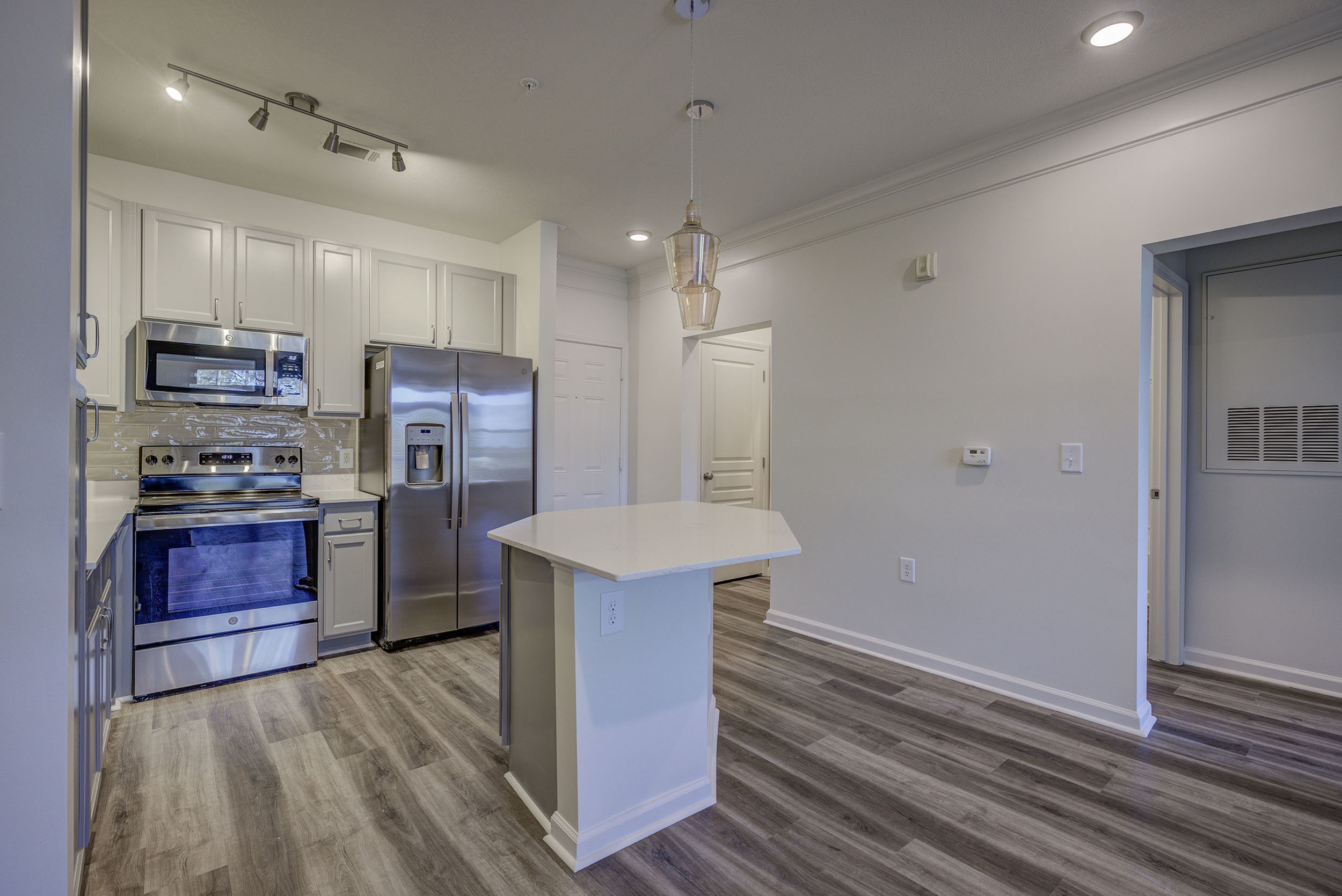 Photo Gallery Weston Lakeside Apartments in Cary, NC