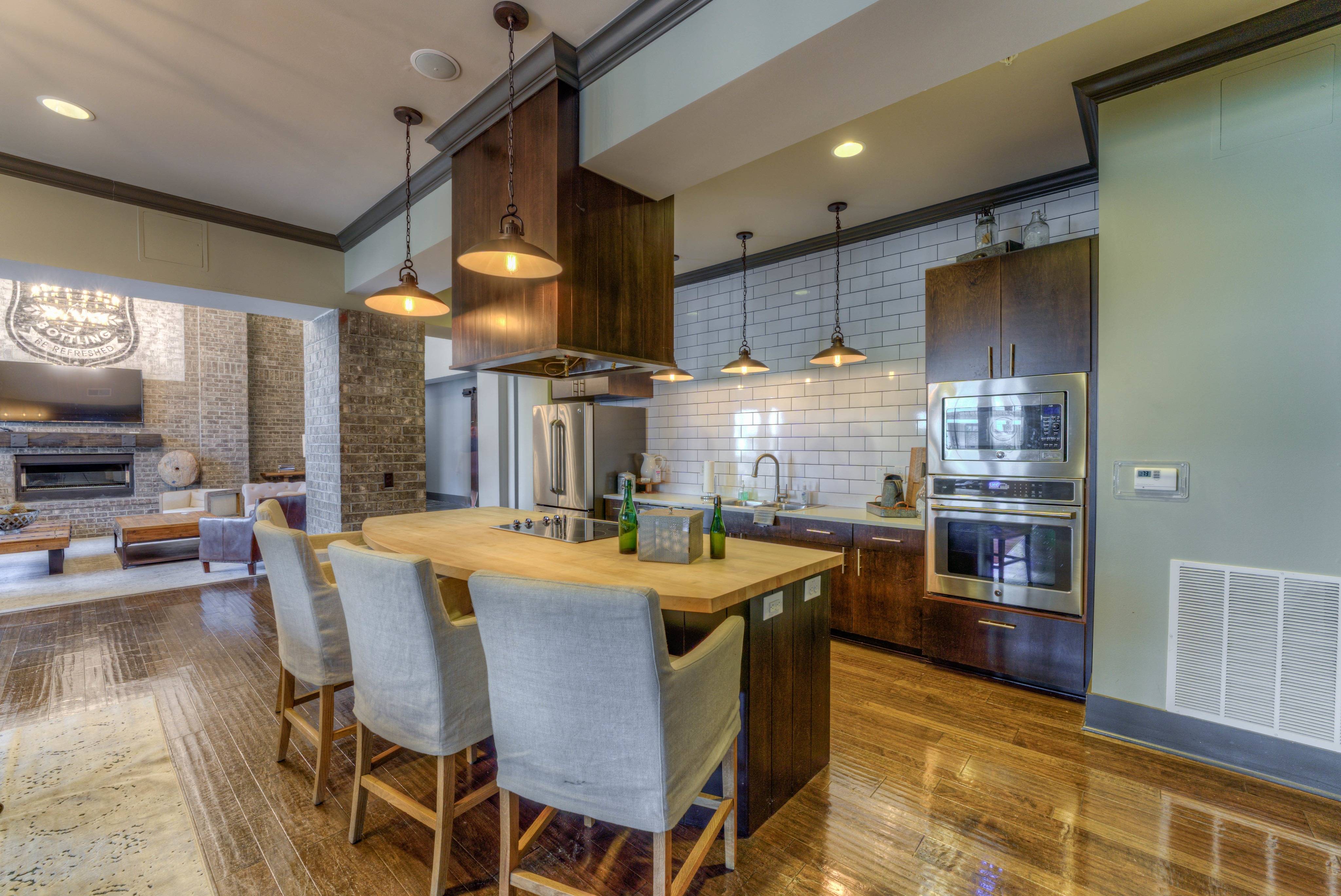 View Photos Riverhouse Apartments