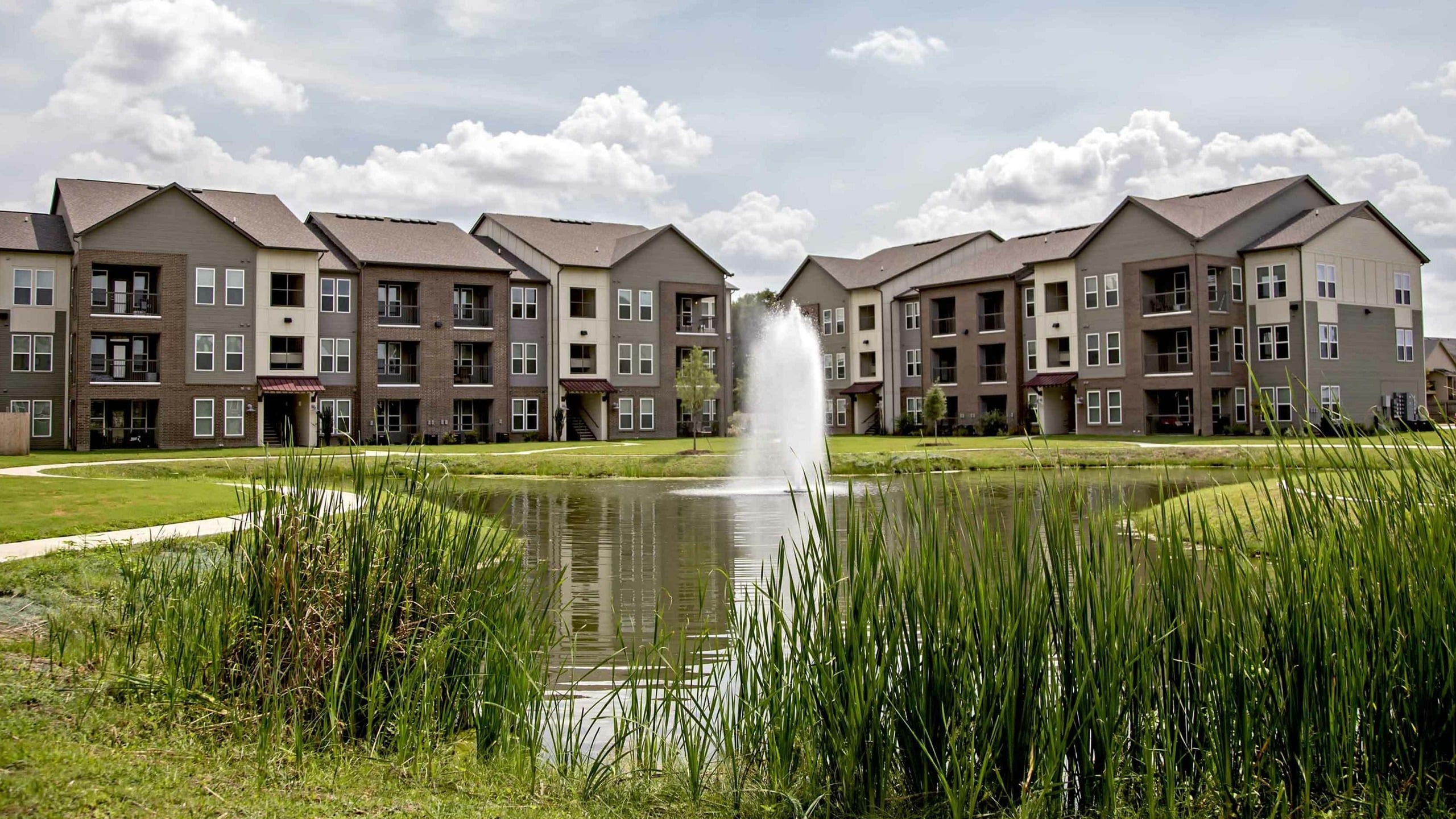 Watervue Apartments and Fountain