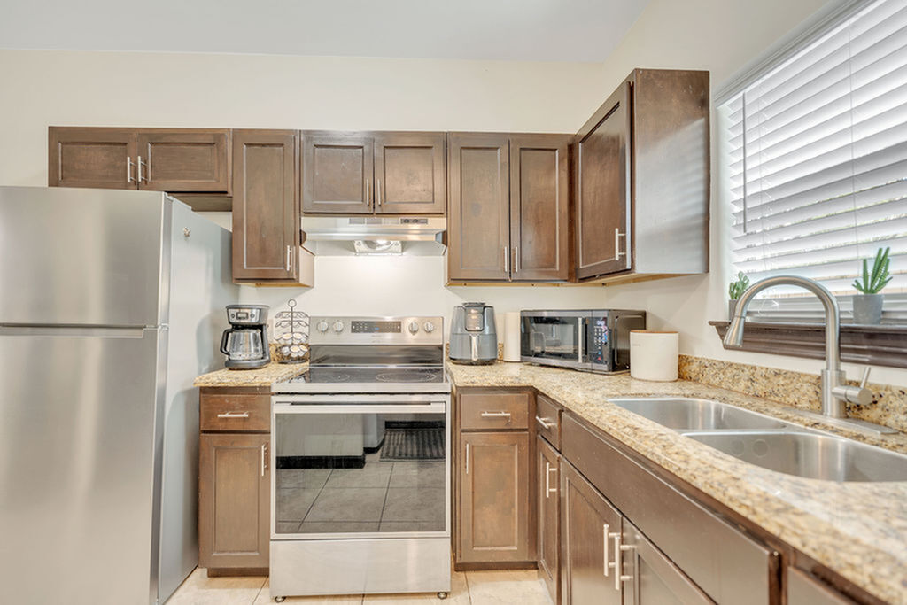 La Joya Apartments - Interior Granite Countertop Kitchen