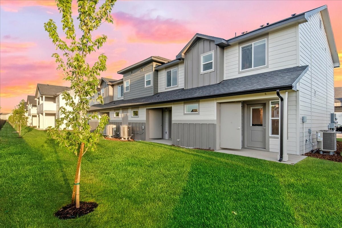 View Photos Breckenridge Apartments