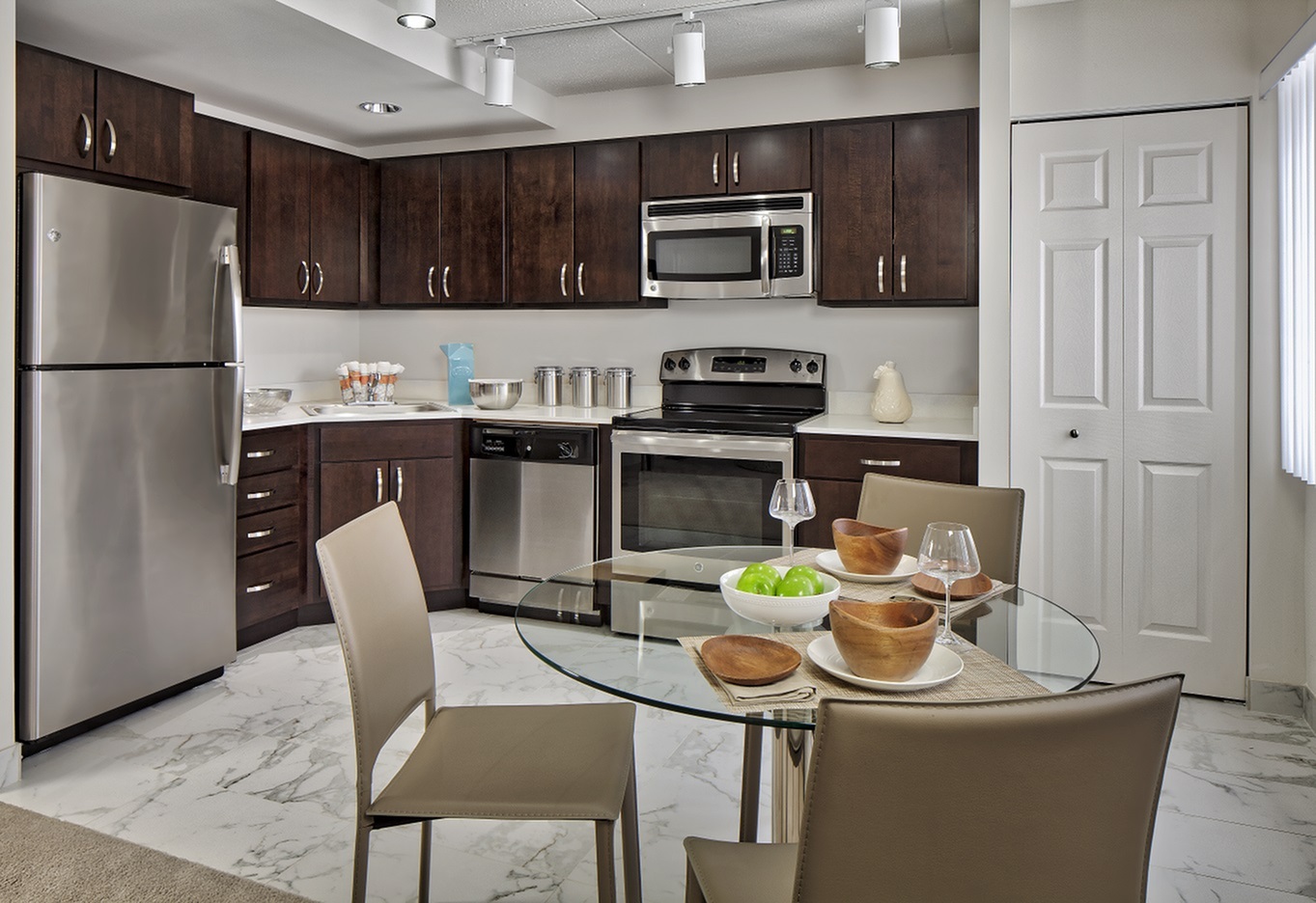 The GLEN VIEW Apartments In Glenview, IL