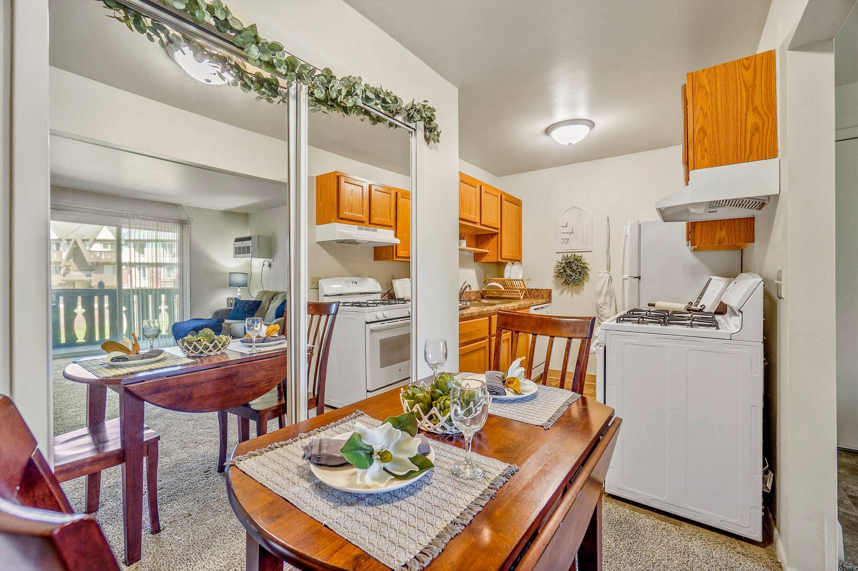 Photo Gallery & Tour Creekwood Apartments