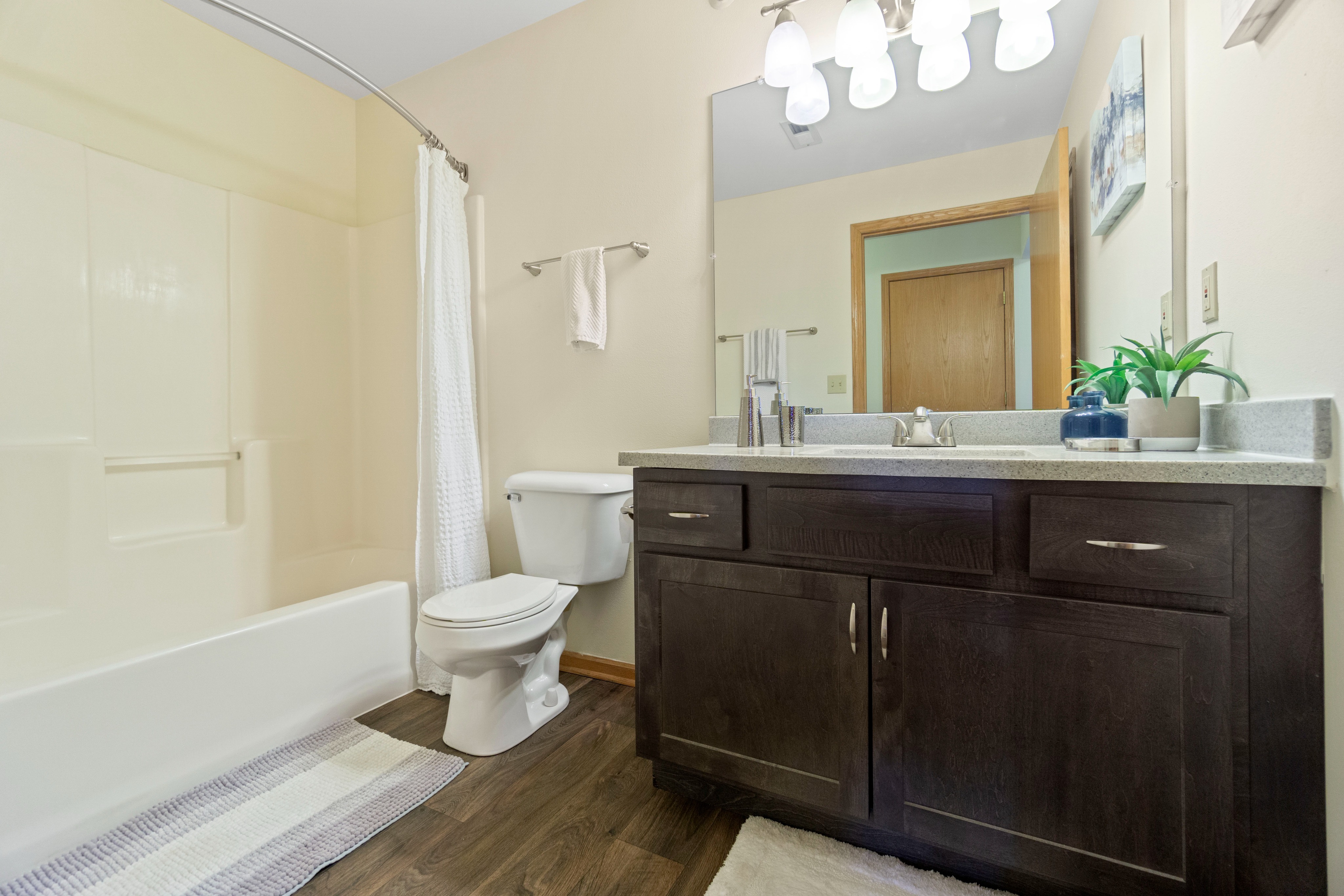 Photo Gallery & Tour Saddle Brook Apartments